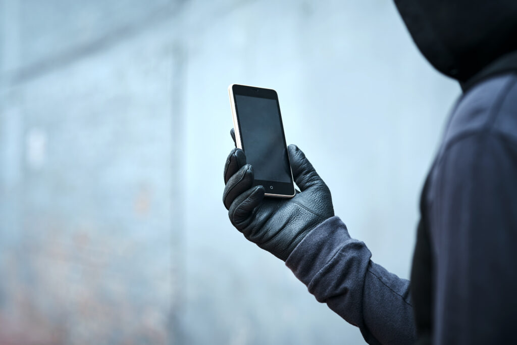 Invadir o celular do parceiro é crime