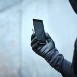 Invadir o celular do parceiro é crime